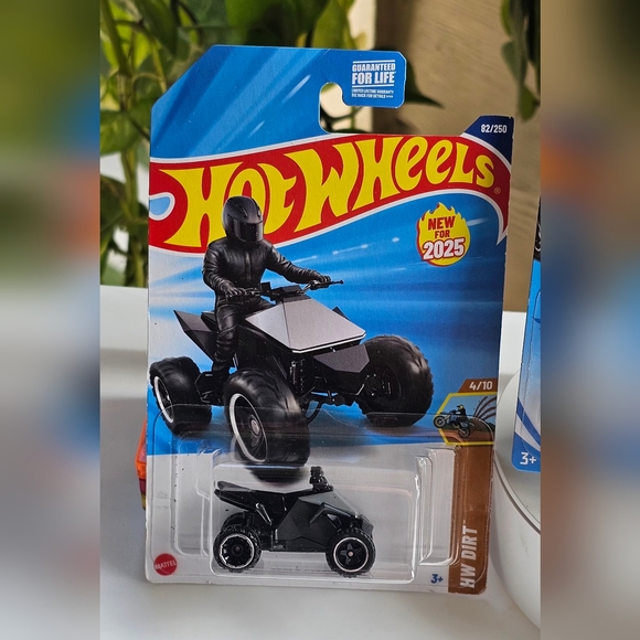 Hot Wheels Tesla Cybertruck and 2 Cyberquad - Picture 3 of 5